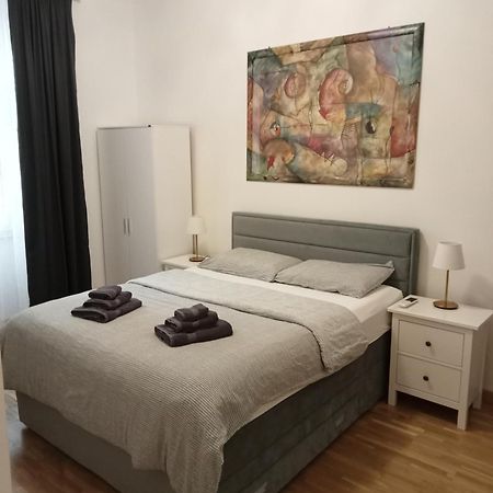 Fenix Rooms Trieste Bagian luar foto