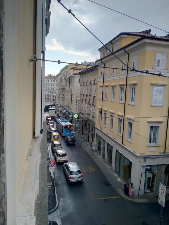 Fenix Rooms Trieste Bagian luar foto
