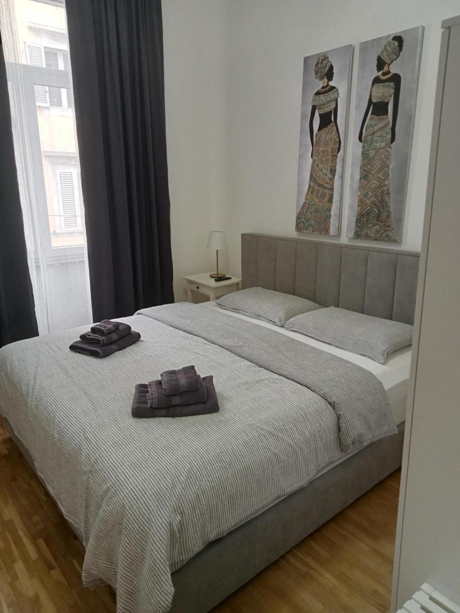 Fenix Rooms Trieste Bagian luar foto