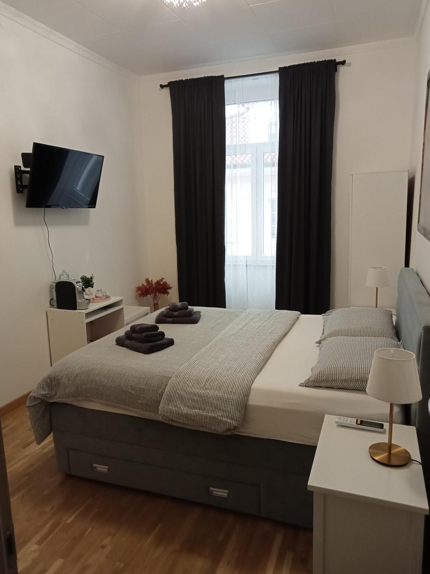 Fenix Rooms Trieste Bagian luar foto